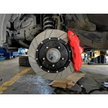 Anteriore: Pinze GT6 a 6 pistoncini abbinate a dischi flottanti da 362×32 mm, progettato in esclusiva per Mercedes W176.