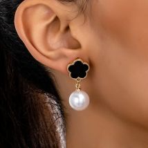 A Pair Fashion Simple Design Classic Lucky Five-Petal Flower Five-Leaf Grass Imitation Pearl Eardrop for Women Gifts Daily Wear