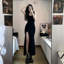 2025, schwarzes, sexy Camisole-Kleid im reifen Damenstil für Damen, sommerliches neues Design, schmal geschnittenes, hüftbetontes, langes Kleid mit Schlitz.