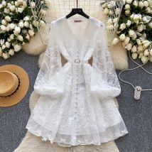 Luxus Frauen Französisch Weiß Spitze Kleid 2025, Sommer Stickerei Blume Mesh Nähte Perle Tasten Gürtel Mini Party Vestidos