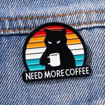 "Need More Coffee" Divertente spilla da caffè con gatto nero Distintivo con lettera fissa