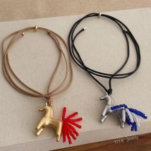 Minar Neue Luxuriöse Metallische Cartoon-Pferde-Perlen-Strang-Quasten-Anhänger-Halsketten für Damen, Lange Verstellbare Wachsseil-Kette, Choker