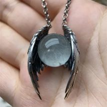 Die neue Ghost Wing Crystal Retro-Halskette ist modisch, einzigartig und personalisiert. Es ist ein gealterter Anhänger und ein Anhänger-Accessoire