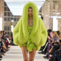 Winter 2025, Neue Mode, Amerikanischen Europäischen frauen Einfarbig, Elegante Casual Trendy Mit Kapuze Faux Pelz Mäntel Weibliche Kleidung Tops