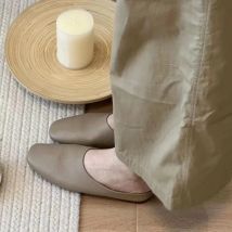 Damen-Hausschuhe aus echtem Leder, 2025, Sommer-Außenkleidung, flache Bootomed, neue lässige weiche Muller-Taschenkopf-Halbhausschuhe