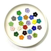2er-Pack 16mm bunte und niedliche Mini-Hohl blume Glasperlen anhänger Ornamente für DIY-Damen schmuck Ohrringe Armband Produktions zubehör
