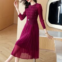 Miyake Plissee Kleid 2024 Herbst neue Rundhals ausschnitt Schwerindustrie Nagel bohren Temperament Taille dünne Alters reduzierung Falten rock