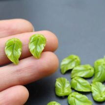 20 Stück 9 mm * 14,4 mm grün rot beige Farbe geschnitzt künstliche Korallenblatt kleine Blattperlen für Schmuck Armband Halskette DIYHerstellung