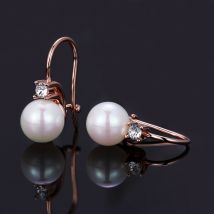 Orecchini Pendenti con Perle Bianche Rotonde da 8mm Impreziositi con Cristalli Swarovski, Gioielli di Moda Raffinati con Perle d'Acqua Dolce Imitate