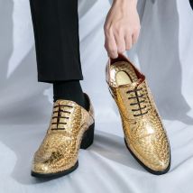 Neue spitze Schuhe mit hohen Absätzen für Männer zur Steigerung von Business-Kleidern, Büro-Herrenschuhen, Bräutigam-Hochzeits- und Hochzeitsschuhe