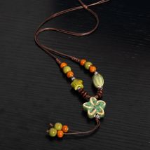 Von der Natur inspirierte handgefertigte Keramik-Halskette, verstellbarer Boho-Ethno-Schmuck, grüner Blüten-Anhänger, lange handwerkliche Statement S02-051