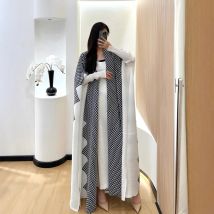 Miyake Plissee-Abaya, hochwertige Damen-Robe, kontrastierendes Polka-Dot-Design, lockere große Strickjacke, Trenchcoat, 2025, Sommerneu