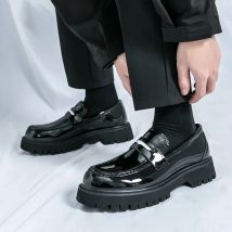 Bequeme lässige Herrenschuhe Frühling Sommer neuer Stil dicker Absatz Slip-On große modische All-Match-Lederschuhe