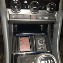 15W Auto drahtlose ladegerät schnelle telefon ladegerät lade pad panel telefon halter für Skoda Kodiak Kodiaq Karoq 2017-2021