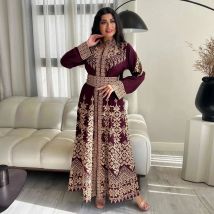 Modische bedruckte Roben mit Reißverschluss im neuen Stil in Dubai, Saudi-Arabien. Kleider im Nahen Osten-Ethno-Stil für Damen mit Gürtel.