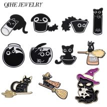 Cartoon schwarze Katze in Wasser Tasse Brosche Emaille Pins niedlichen lustigen fliegenden Katze magischen Besen Abzeichen Zubehör Hemd Revers Schmuck Geschenk