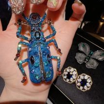 SKEDS Donne Ragazze Pieno di Cristallo Squisito Spilla di Scarabeo Distintivi Moda di Lusso High-end Elegante Lady Insetto Spille Accessori