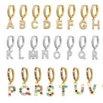 QMHJE Initial A-Z Buchstaben Mini Kleine Creolen Frauen Gold Silber Farbe Regenbogen Kristall Schmuck Ohrring Aretes Alphabet ABC