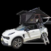 Namiot samochodowy na kemping rodzinny na zewnątrz, namiot dachowy samochodowy z nadmuchiwą dachową częścią.