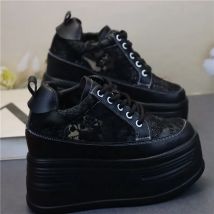 Trendige vulkanisierte Damenschuhe mit 12-cm-Plateau und rosa Spitzen-High-Heels für zierliche und übergroße Füße