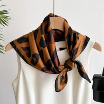 Neue Seiden schals mit Leoparden muster für Frauen 70cm quadratische Schals Hijab weibliche Krawatten weiches Halstuch lässig dekorieren Haarband