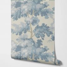 Misty Forest Tapete mit antikem Webteppich, der eine üppige Landschaft in Hellblau zeigt, skandinavische Tapete Raphael