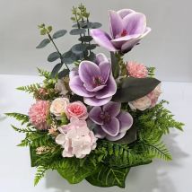 Künstliche Blumen gepflanzt in simulierten Magnolien-Blumentöpfen, Geburtstag, Hochzeit, Party, Dekoration, Tischblumen