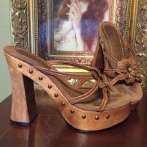 Braune hohle Blumendekor-elegante Hausschuhe mit klobigem Absatz und Nieten im Retro-Stil, sexy Damenschuhe, 2025, neue Zapatos Para Mujere