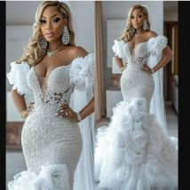 Maßgeschneidertes schulterfreies Hochzeitskleid mit glänzenden Perlen und Applikationen Robe De Mariée, langärmliges, handgefertigtes Blumen-Brautkleid in Übergröße