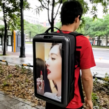 Tragbarer, am Körper getragener LED-LCD-Bildschirm-Rucksack, wiederaufladbarer, batteriebetriebener Werbeplayer für Straßenmarketing-Aktivitäten