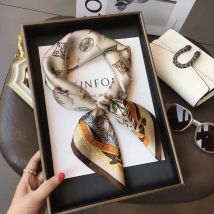 Luksusowy modny nadruk 70 * 70 cm Jedwabny kwadratowy szalik Kobiety Miękka satynowa opaska do włosów Apaszka Krawat Kobieca opaska na głowę Foulard Bag Ribbon