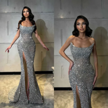 Ärmelloses und trägerloses Ballkleid mit funkelndem Perlenaufkleber, Promi-Abendkleid und sexy, seitlich geschlitztes langes Kleid nach Maß