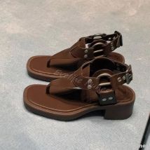 Dicke Sohle, klobige Absätze, Flip-Flops für Damen, Retro, braun, Metall, Gürtelschnalle, quadratische Zehensandalen, 2025, Sommer, neue Mode-Design-Sandalen