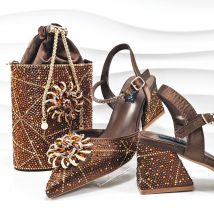 Italienisches Design, mädchenhafter Stil, spitze Zehenpartie, Hochzeits-Block-Absätze, Schuhe mit voller Diamantverzierung und Taschen-Match-Set mit Metallverschluss