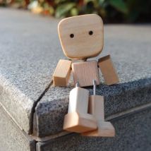 Mehrzweck-Mannfigur aus Holz mit Schütteln und Magnetfuß, kreative handgefertigte Statue, Desktop-Armaturenbrett-Ornament