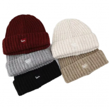 2024 Winter Gestrickte Hüte für Frauen Männer Liebe Herz Stickerei Kaschmir Mützen Skullies Luxus Marke Warme Paar Hut Großhandel