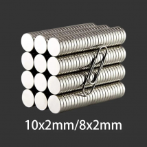 Magneti rotondi per frigorifero da 10x2mm/8x2mm, disponibili in diverse quantità (30-100 pezzi), ampiamente utilizzati per il contenimento di attrezzi, in ufficio, su lavagne da disegno, in garage.