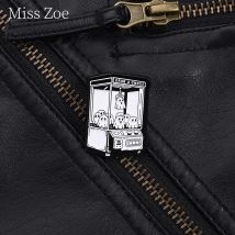 Greifen Sie einen Geist Emaille Pin Mysterious Cartoon Ghost Claw Machine Metall Brosche Revers Rucksack Abzeichen Geliebter Schmuck Geschenk für Freunde