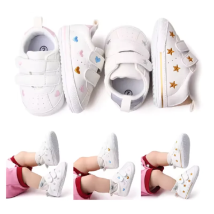 0–1 Jahre Baby-Sneaker aus weißem PU-Gummi, rutschfest, für Kleinkinder, Jungen und Mädchen, niedliche Stickerei, Sterne und Herzen