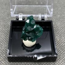 Natürliche grüne Mineralproben aus Kongo-Grün und Quarzkristallen. Sammlungen + Kartongröße: 35 x 35 x 35 mm