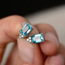 Huitan Orecchini da donna semplici ed eleganti azzurri Piercing all'orecchio Brillante zirconi Gioielli di dichiarazione di fidanzamento per matrimonio