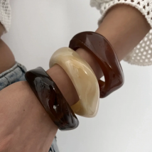 Vintage Acryl große geometrische unregelmäßige Armreifen für Frauen trendige Harz breite Manschette Armreifen Armbänder 2025, Modeschmuck