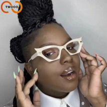 2024 neue Art eckige Cat Eye Sonnenbrille. Modern und retro. Die Tempel sind in einer springenden Form als Dekoration. Sonnenbrille.