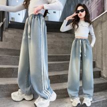 Gestreifte Mädchenjeans Frühling Kinder Modische Hosen mit weitem Bein Koreanische Version Herbst mittlere und große vielseitige Kinderhosen