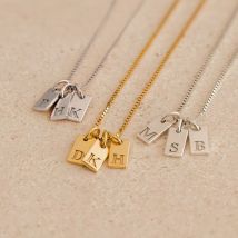 Trendiger, modischer, personalisierter, quadratischer 26-Buchstaben-DIY-Anhänger aus Edelstahl für Damen-Halsketten-Charms-Zubehör