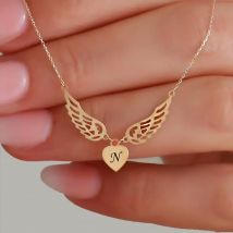 Niestandardowe grawerowane litery Angel Wings Heart Wisiorek Naszyjnik Kobiety Biżuteria ze stali nierdzewnej Inicjały imienia dziecka Prezenty na Dzień Matki