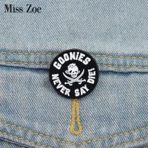 GOONIES SAY NOCH DIE! Emaille Pins Benutzerdefinierte Schädel Dolch Broschen Revers Abzeichen Kleidung Gothic Schmuck Geschenk für Freunde