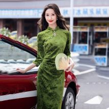 Grüner Samt im chinesischen langen Stil, verbesserter Cheongsam, junger Stil, weiblich, Retro-Mittelärmel, Herbst-/Winterkleid, Qipao