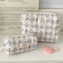 Cartoon Bär frauen Kosmetik Taschen Reise Tragbare Weibliche Make-Up Fall Kupplung Geldbörse Große Kapazität Gesteppte Toiletten Lagerung Tasche