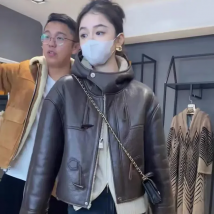 2025, neue Herbst Winter Moto Lammwolle Jacke Outwear frauen Tragen Ecke Schnalle Lose Kurze Kapuze Warme Leder Jacke Tops